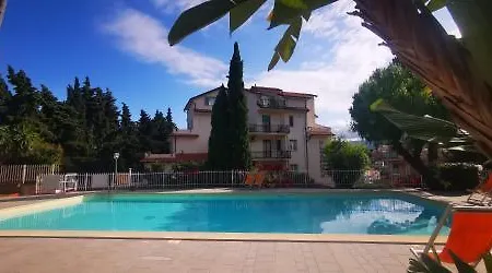 Oleandro 3*